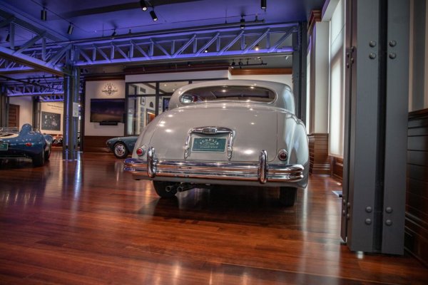 Конфигурация: задно предаване, двигател отпред
Двигател: 3.5-литров редови с 6 цилиндъра
Конски сили: 210 
Скоростна кутия: 4-степенна ръчна
Максимална скорост: 161 км/ч
Тегло: 1676 кг